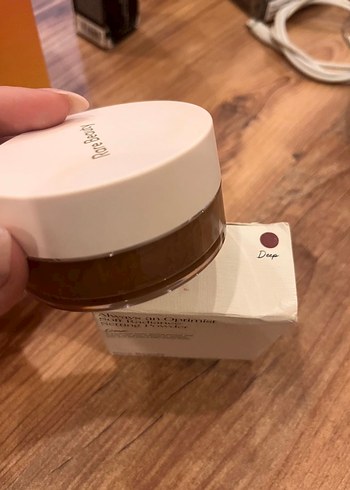 Rare Beauty Bej Sabitleyici Pudra - Görsel 3