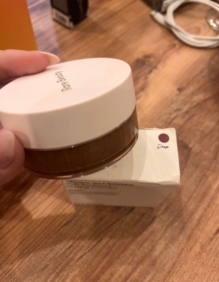 Rare Beauty Bej Sabitleyici Pudra - Görsel 3