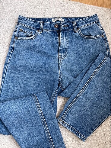 PULL AND BEAR MOM JEANS