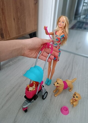 Gerçek Barbie 3 adet köpeği arabası barbinin bacakları bükülülü