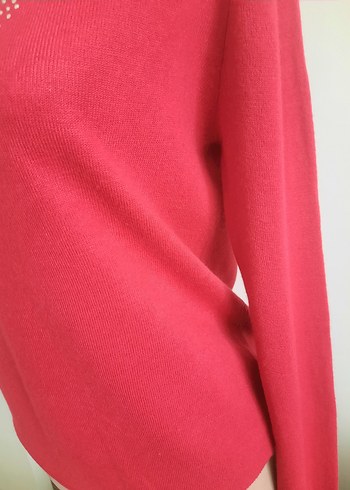 Pul Detaylı Kırmızı V Yaka Kadın Kazak - Görsel 3