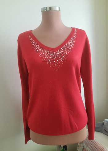 Pul Detaylı Kırmızı V Yaka Kadın Kazak - Görsel 2