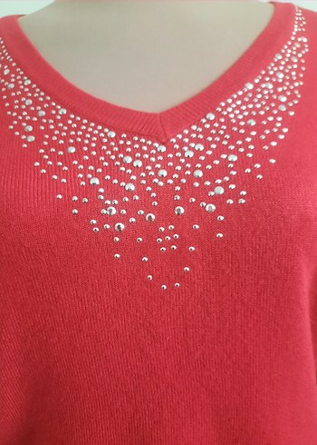 Pul Detaylı Kırmızı V Yaka Kadın Kazak - Görsel 4