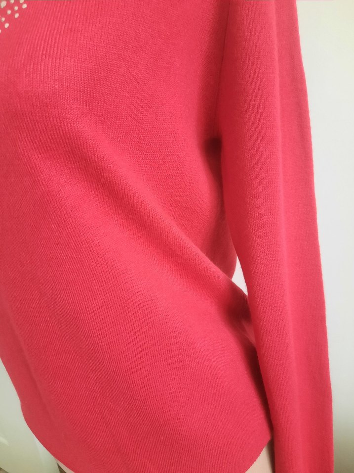 Pul Detaylı Kırmızı V Yaka Kadın Kazak - Görsel 3