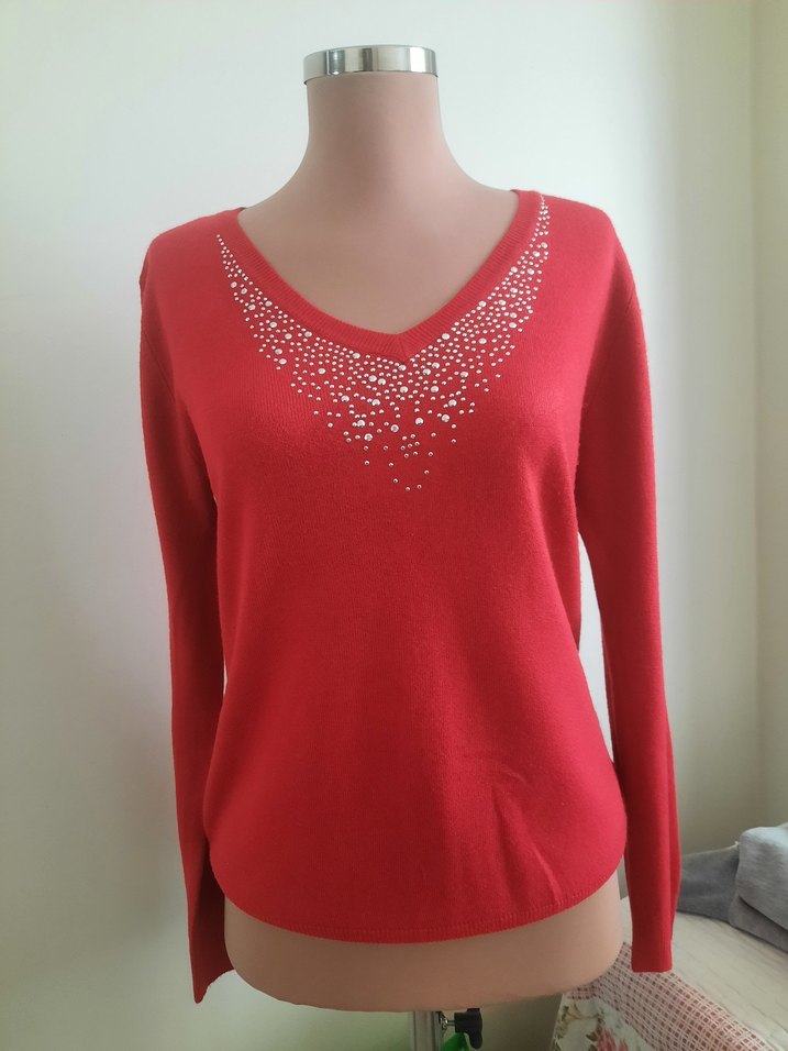 Pul Detaylı Kırmızı V Yaka Kadın Kazak - Görsel 2