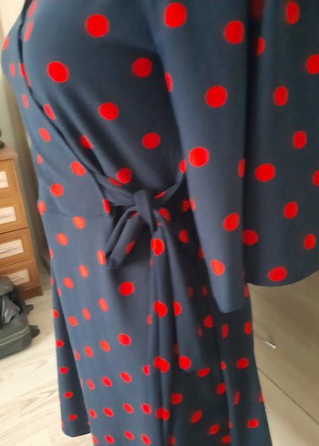 Kırmızı Puantiyeli V Yaka Kadın Elbise - Görsel 2