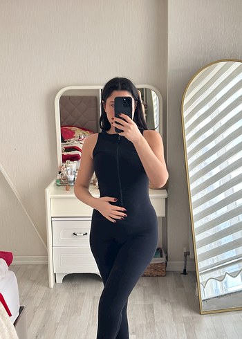 Siyah Yüksek Yakalı Fermuarlı Kadın Tulum - Görsel 2