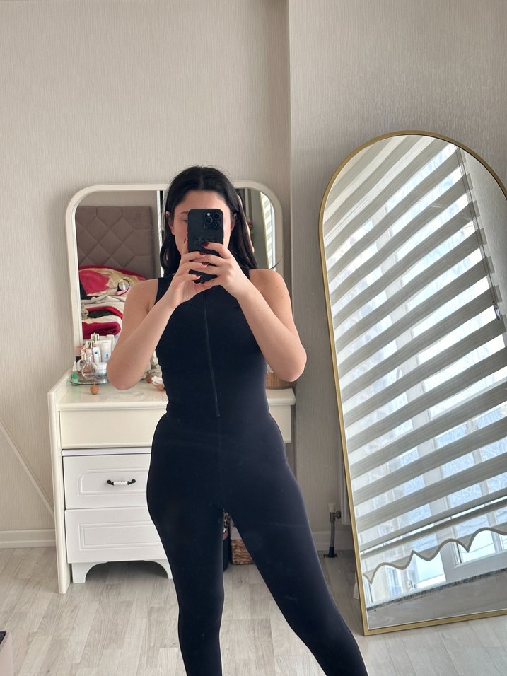 Siyah Yüksek Yakalı Fermuarlı Kadın Tulum - Görsel 3