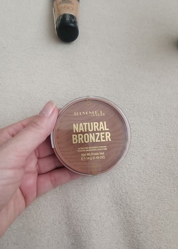 Rimmel Natural Bronzer Bej Parlak Pudra - Görsel 3