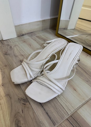 Bershka Minimal Beyaz İnce Bantli Topuklu Sandalet