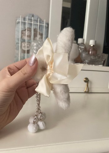 Coquette Fiyonklu Beyaz Peluş Kelebek Toka - Görsel 2