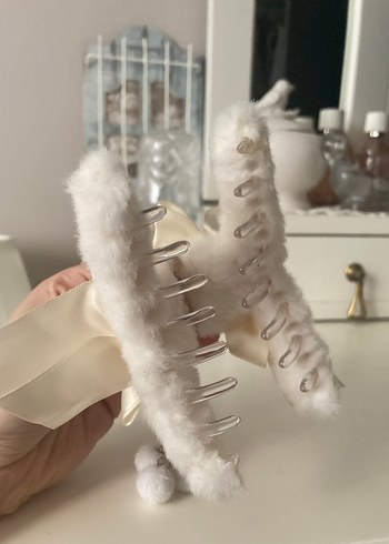 Coquette Fiyonklu Beyaz Peluş Kelebek Toka - Görsel 3