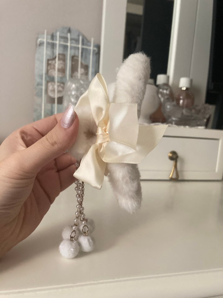 Coquette Fiyonklu Beyaz Peluş Kelebek Toka - Görsel 2