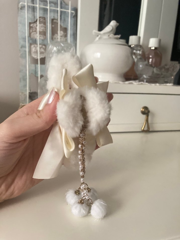 Coquette Fiyonklu Beyaz Peluş Kelebek Toka - Görsel 4