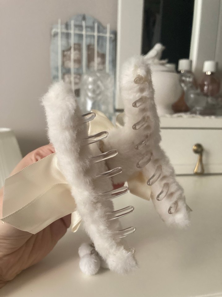 Coquette Fiyonklu Beyaz Peluş Kelebek Toka - Görsel 3