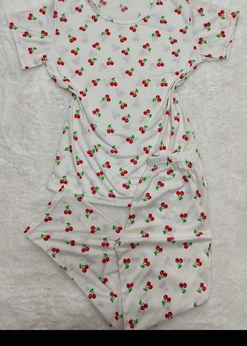 m Beden beyaz Renk Kiraz Desenli Kadın Pijama Takımı