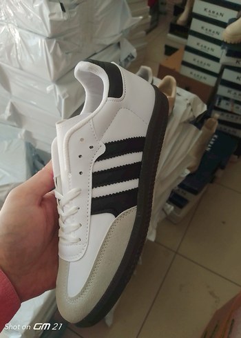 Beyaz Siyah Şeritli Kadın Spor Ayakkabı