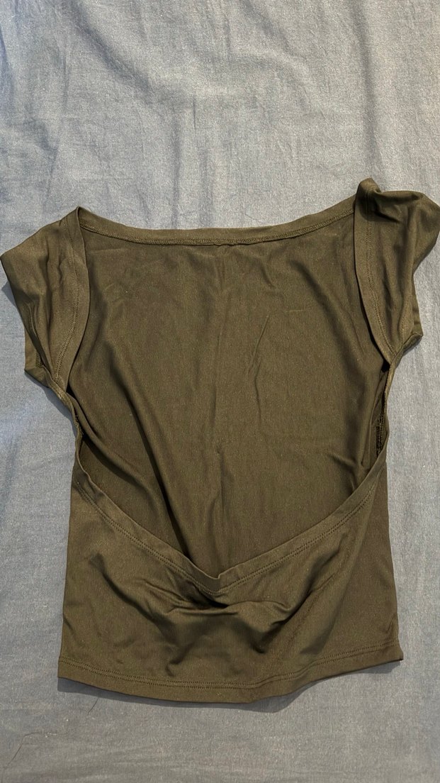 Siyah sırtı açık bluz - Görsel 2