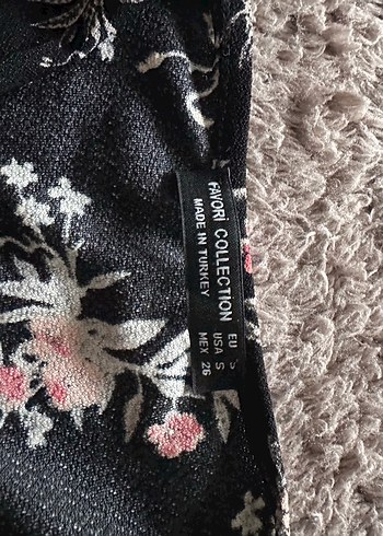 Siyah Çiçek Desenli V Yaka Kadın Bluz - Görsel 2