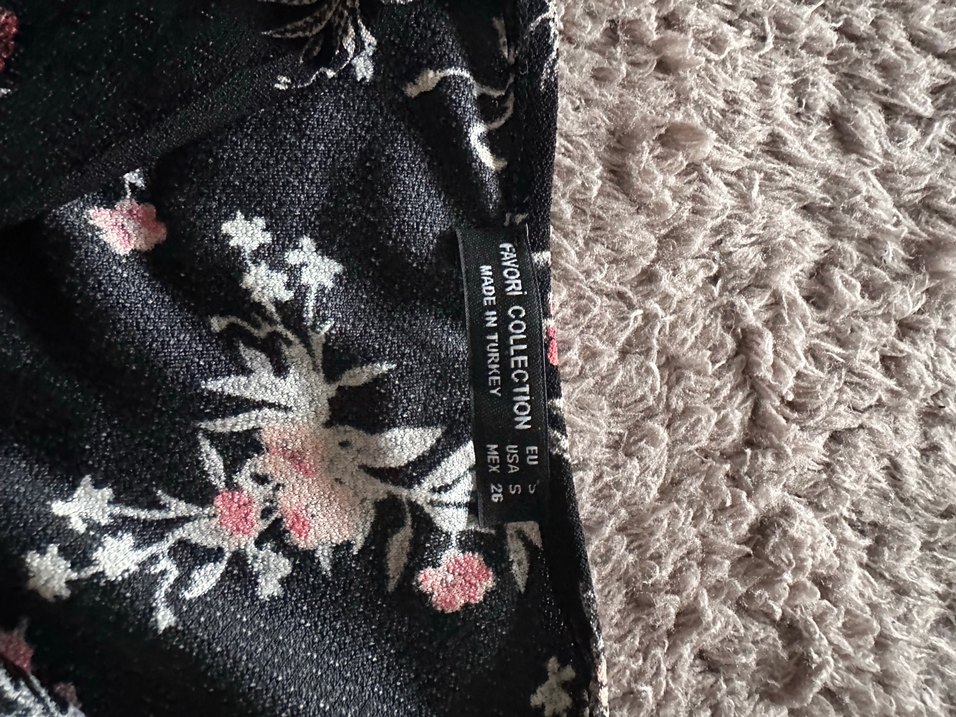 Siyah Çiçek Desenli V Yaka Kadın Bluz - Görsel 2