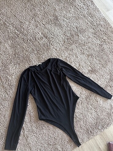 Siyah alttan çıtçıtlı body