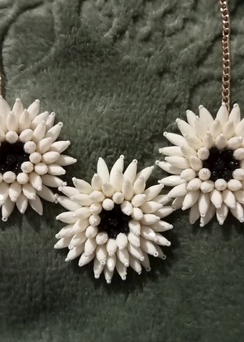 Bohem Beyaz Boncuklu Çiçek Kolye - Görsel 2