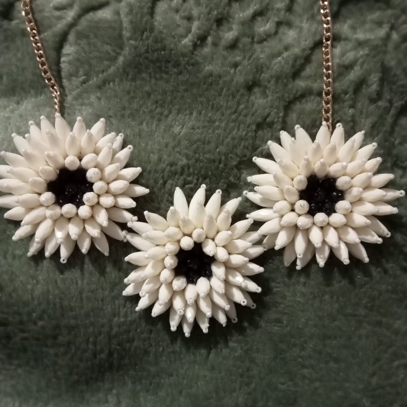 Bohem Beyaz Boncuklu Çiçek Kolye - Görsel 2