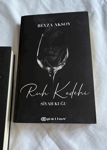 Beden Beyza Aksoy-Siyah Kuğu ve Ruh Kadehi