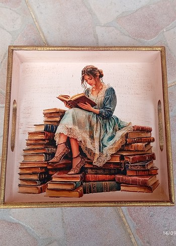 Kitap Okuyan Kadın Tasarımlı Dekoratif Tepsi