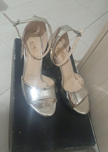 Diğer Diger Gri Metal Tokalı Stiletto Topuklu Kadın Ayakkabı