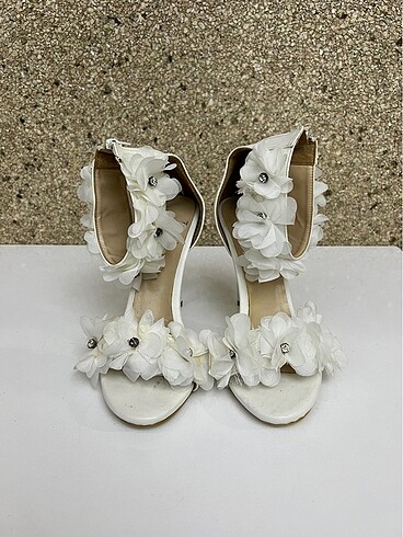 37 Beden Trendyol beyaz çiçek detaylı ayakkabı