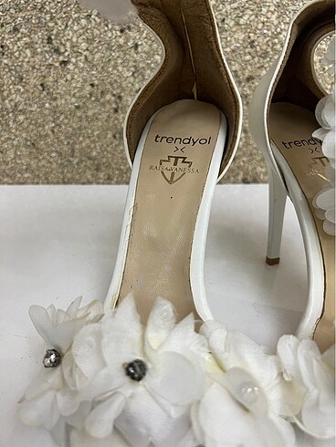 37 Beden beyaz Renk Trendyol beyaz çiçek detaylı ayakkabı
