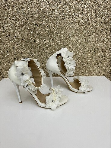 Raisa & Vanessa Trendyol beyaz çiçek detaylı ayakkabı