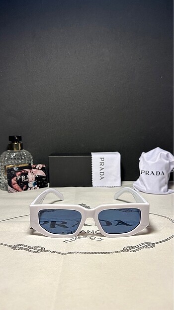 Prada unisex elmas form güneş gözlüğü