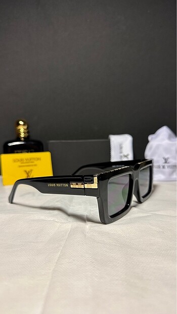 Louis Vuitton L&V one million aranan model