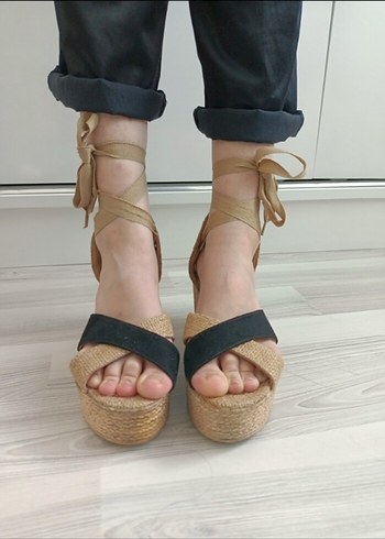 Bej Bağcıklı Kadın Dolgu Topuk Sandalet