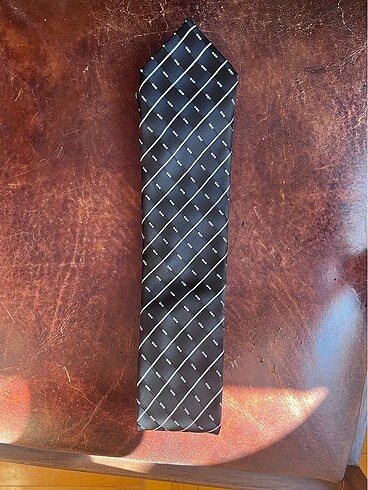 Diğer Siyah desenli kravat