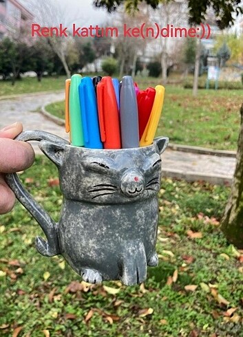 El yapımı seramik fincan kalemlik