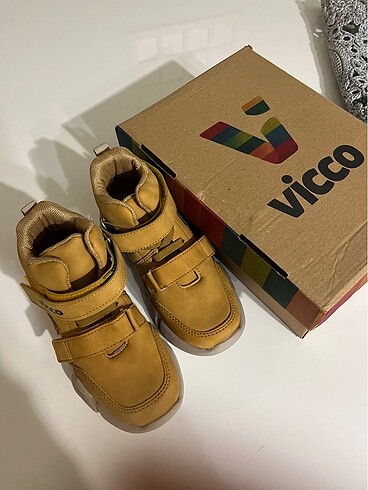 29 Beden altın Renk Vicco marka erkek çocuk bot