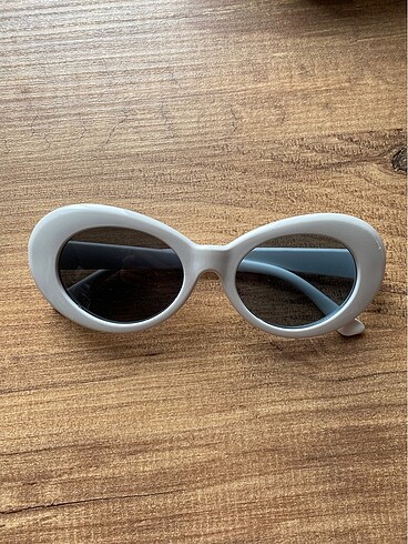 Vintage beyaz çerçeveli gözlük