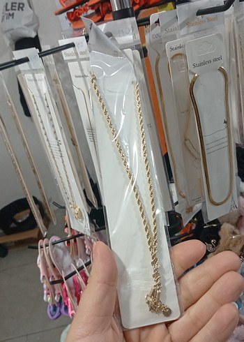 Çelik burgulu Uzun Zincir Detaylı Altın Renk Kadın Kolye - Görsel 3