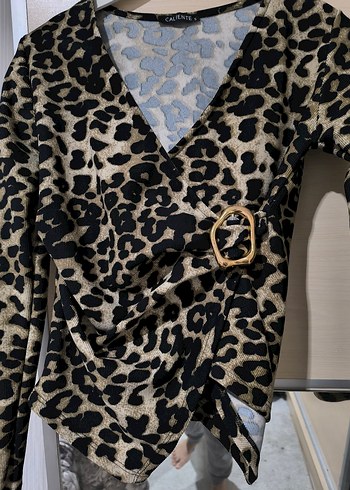 Kahverengi Leopar Desenli V Yaka Kadın Bluz - Görsel 3