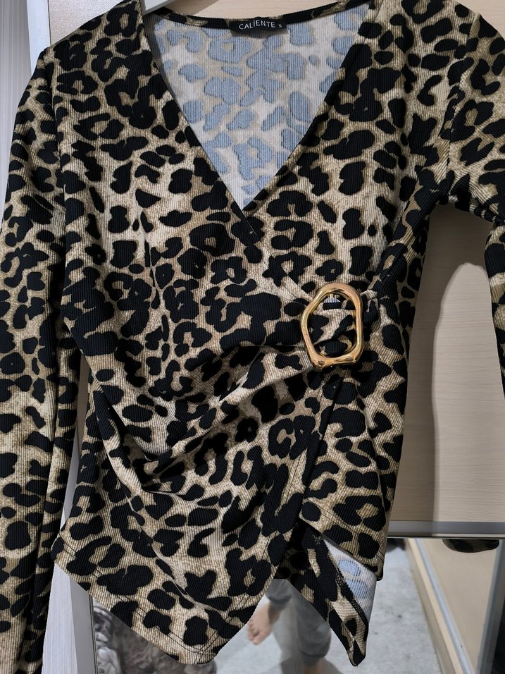 Kahverengi Leopar Desenli V Yaka Kadın Bluz - Görsel 3