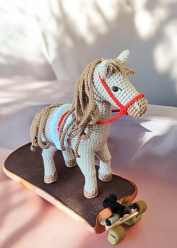 Bej rengi catania ile örülmüş at - Görsel 2