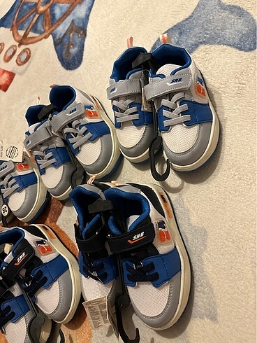 25 Beden çeşitli Renk Hello baby ışıklı spor ayakkabı adet fiyatıdır
