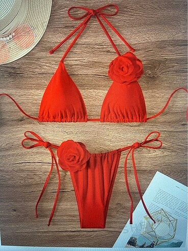 Kırmızı gül desenli bikini takımı