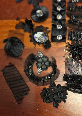 Gotik Siyah Dantel ve Taşlı Süslemeler