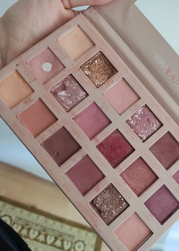 Huda Beauty far paleti pembe ve kahve tonlar