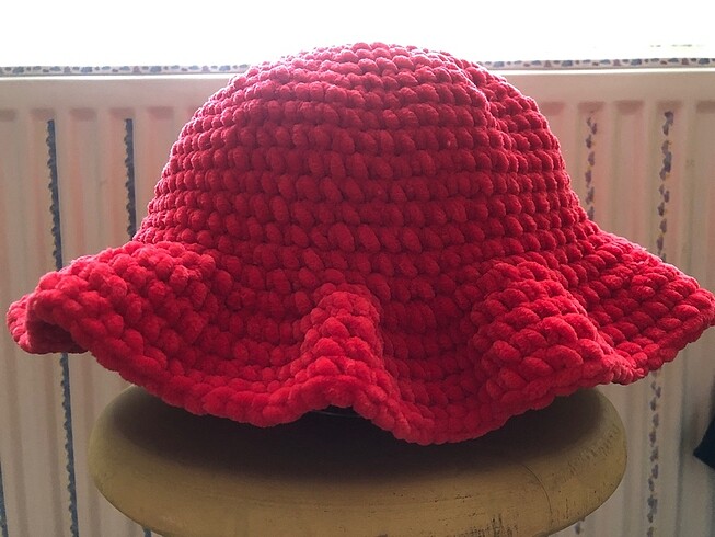 Alev gibi kırmızı örme şapka