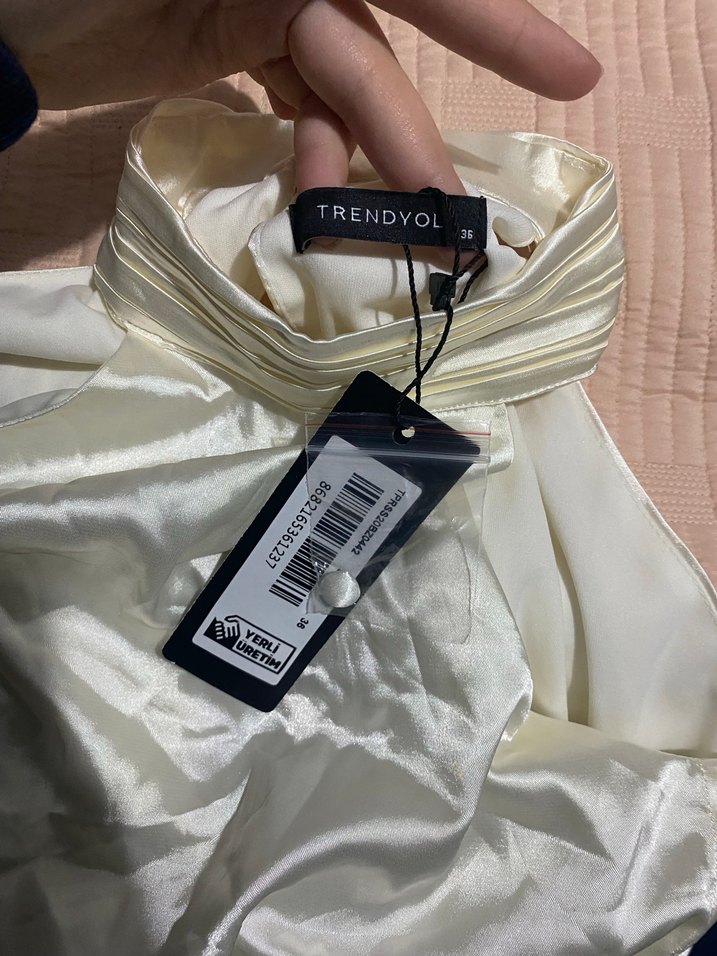 Krem rengi saten crop - Görsel 3